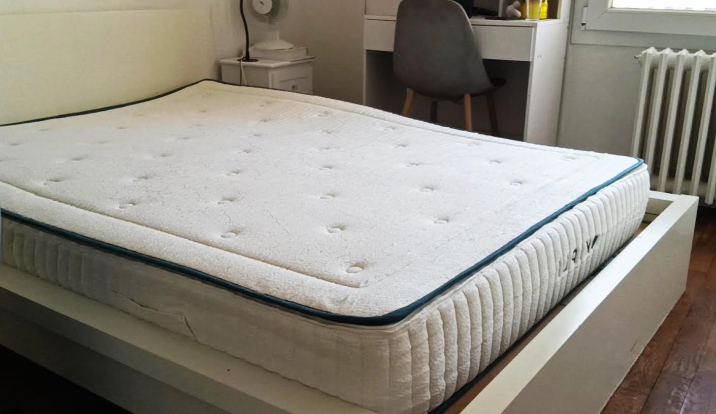 Le Matelas Latex Premium Kipli dans une chambre moderne