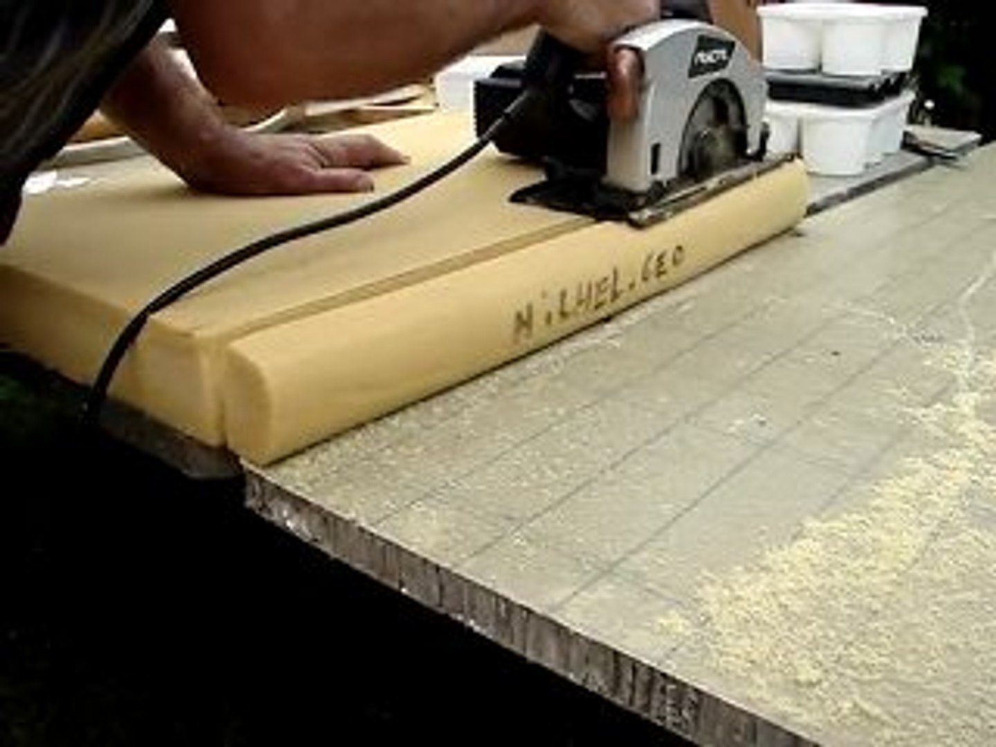 Comment couper un matelas en mousse Guide pratique matelasideal