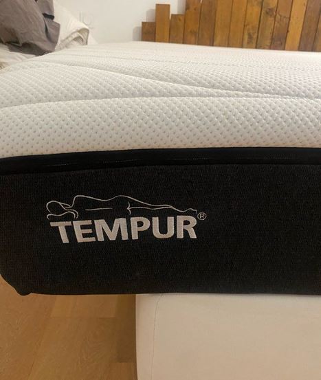 Le Matelas Tempur pro plus coolquit dans une chambre moderne