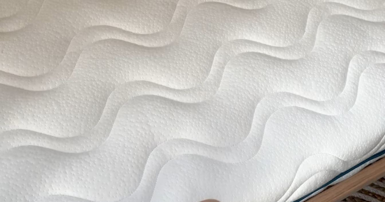 Coutil et finitions du matelas Kadolis Aloe R avec housse TENCEL™ et Aloe Vera